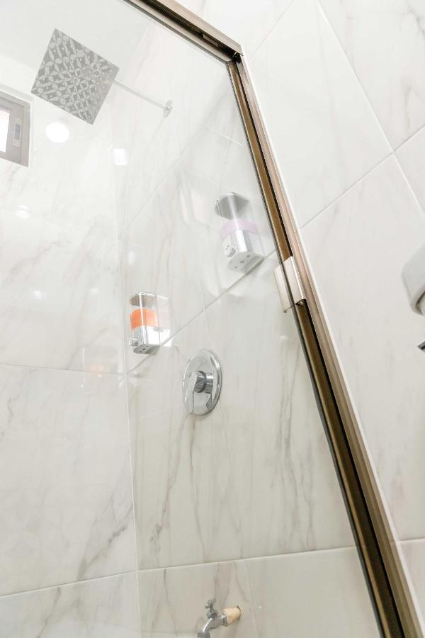 Hotel Naomi City Center Бакалар Екстериор снимка